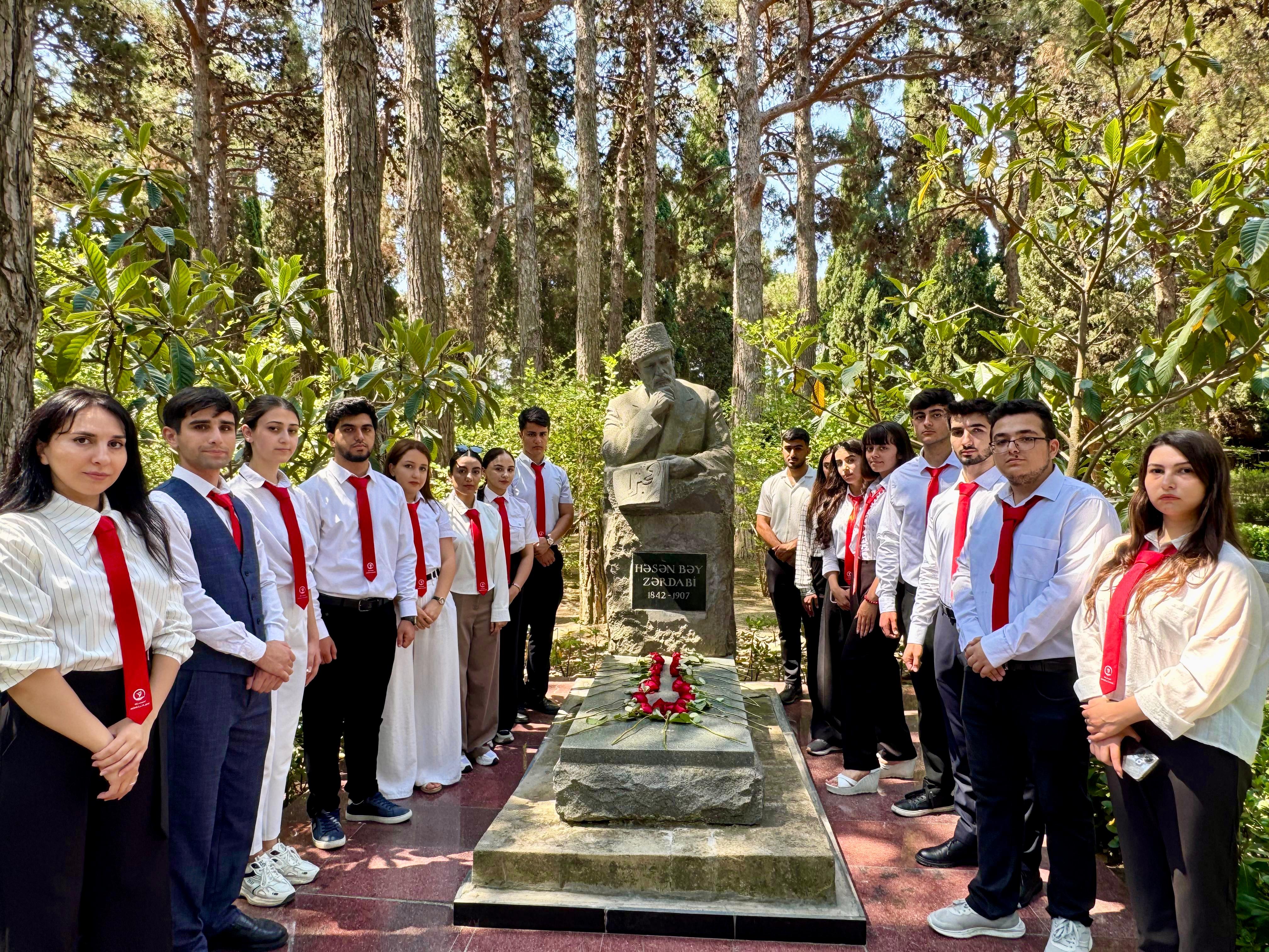 İslahat Könüllüləri Milli Mətbuatın yaranmasının 150 illik yubileyi münasibətilə Fəxri Xiyabana ziyarət ediblər