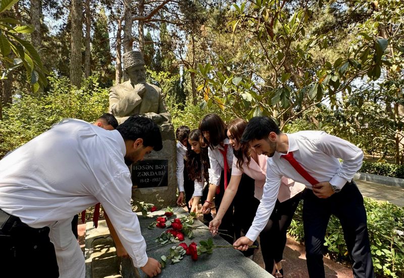 İslahat Könüllüləri Milli Mətbuatın yaranmasının 150 illik yubileyi münasibətilə Fəxri Xiyabana ziyarət ediblər