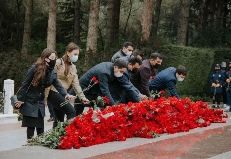 Reform Volunteers visited the grave of National Leader Heydar Aliyev on the occasion of the 98th anniversary of his birth
