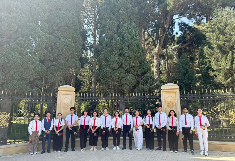 İslahat Könüllüləri Milli Mətbuatın yaranmasının 150 illik yubileyi münasibətilə Fəxri Xiyabana ziyarət ediblər