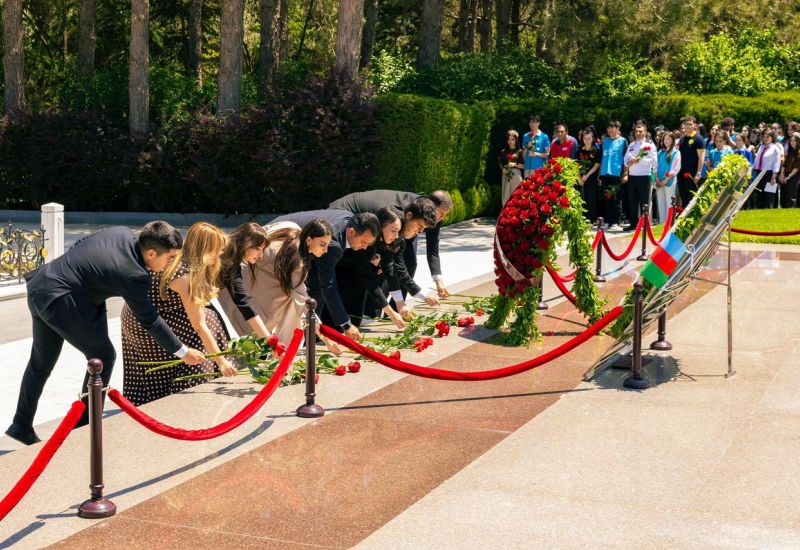 28 May - Müstəqillik Günü münasibətilə İslahat Könüllüləri və ölkənin aparıcı könüllü təşkilatlarının rəhbər və nümayəndələri Fəxri Xiyabanı ziyarət ediblər