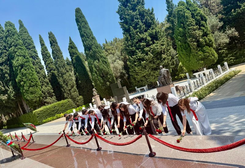 İslahat Könüllüləri Milli Mətbuatın yaranmasının 150 illik yubileyi münasibətilə Fəxri Xiyabana ziyarət ediblər