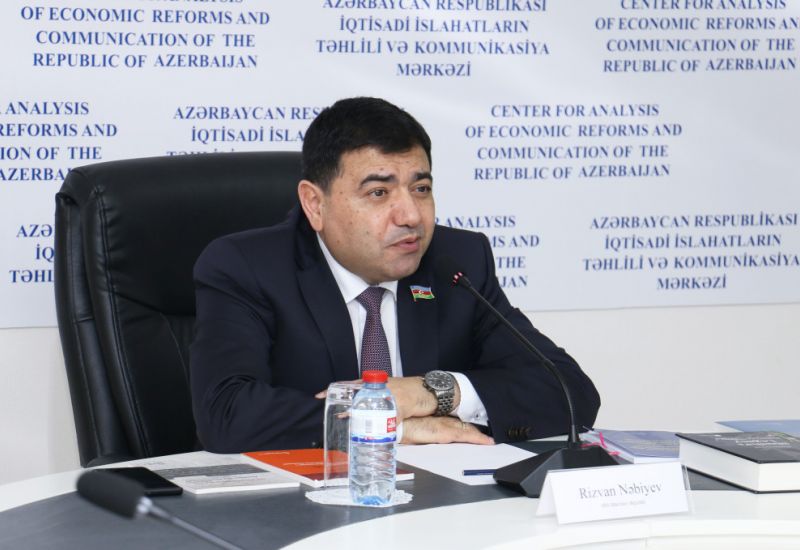 İİTKM-də parlament diplomatiyası mövzusunda millət vəkili Rizvan Nəbiyevlə könüllülərin görüşü keçirilib