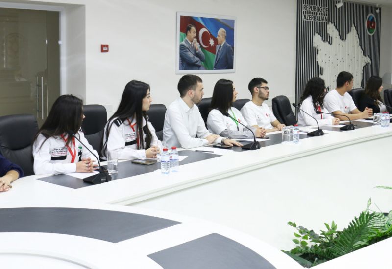 İİTKM-də parlament diplomatiyası mövzusunda millət vəkili Rizvan Nəbiyevlə könüllülərin görüşü keçirilib