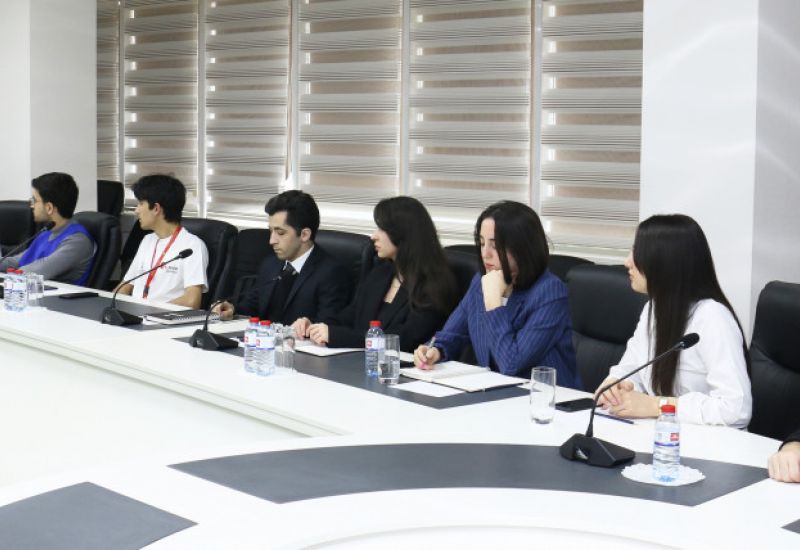 İİTKM-də parlament diplomatiyası mövzusunda millət vəkili Rizvan Nəbiyevlə könüllülərin görüşü keçirilib