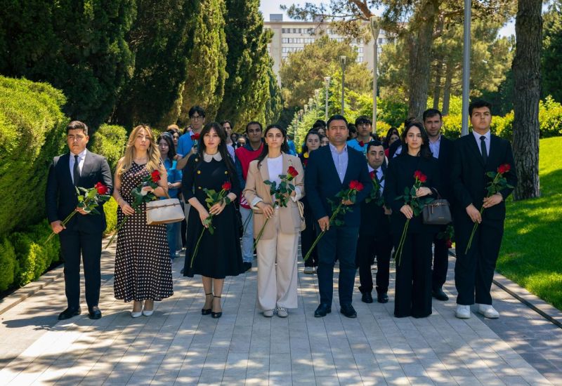 28 May - Müstəqillik Günü münasibətilə İslahat Könüllüləri və ölkənin aparıcı könüllü təşkilatlarının rəhbər və nümayəndələri Fəxri Xiyabanı ziyarət ediblər