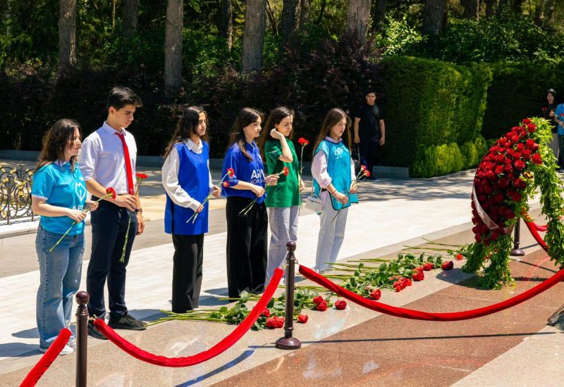 28 May - Müstəqillik Günü münasibətilə İslahat Könüllüləri və ölkənin aparıcı könüllü təşkilatlarının rəhbər və nümayəndələri Fəxri Xiyabanı ziyarət ediblər