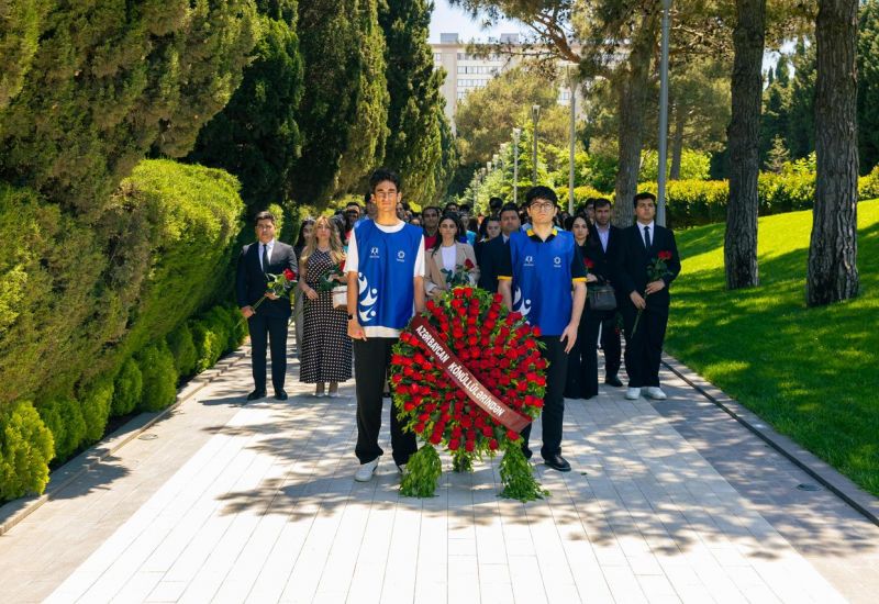 28 May - Müstəqillik Günü münasibətilə İslahat Könüllüləri və ölkənin aparıcı könüllü təşkilatlarının rəhbər və nümayəndələri Fəxri Xiyabanı ziyarət ediblər