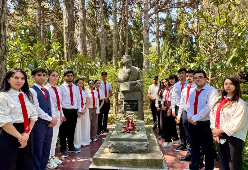 İslahat Könüllüləri Milli Mətbuatın yaranmasının 150 illik yubileyi münasibətilə Fəxri Xiyabana ziyarət ediblər