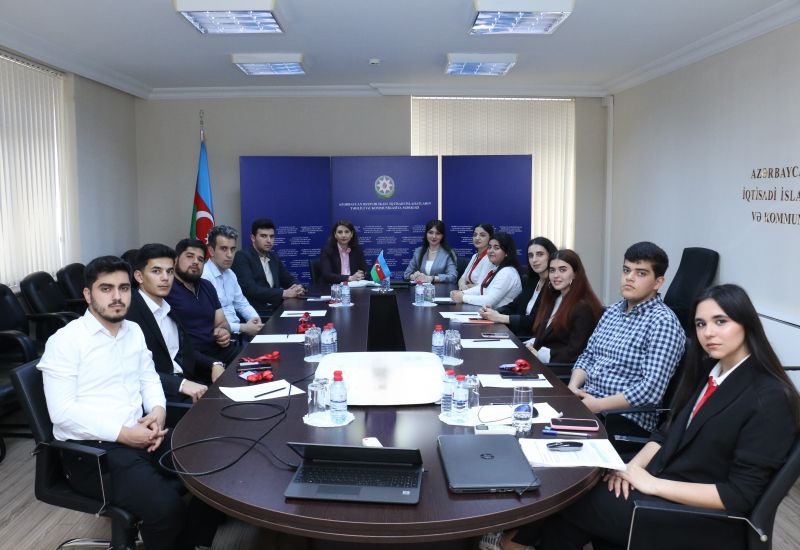 İslahat Könüllüsü Fatimə Sərdarlı təqdimatla çıxış edib