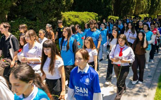 28 May - Müstəqillik Günü münasibətilə İslahat Könüllüləri və ölkənin aparıcı könüllü təşkilatlarının rəhbər və nümayəndələri Fəxri Xiyabanı ziyarət ediblər